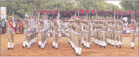 சமூக விரோதிகளை இரும்பு கரம் கொண்டு அடக்க துணிய வேண்டும் - போலீசாருக்கு திருச்சி கமிஷனர் அறிவுரை