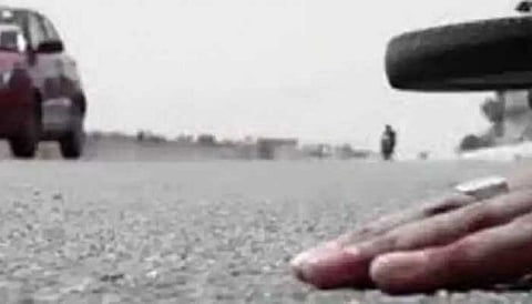 லாரி மோதி வாலிபர் பலி