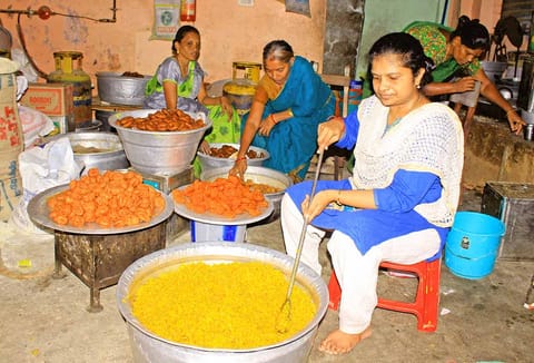 நெல்லை டவுனில் மும்முரமாக நடைபெறும் பலகார பணி.