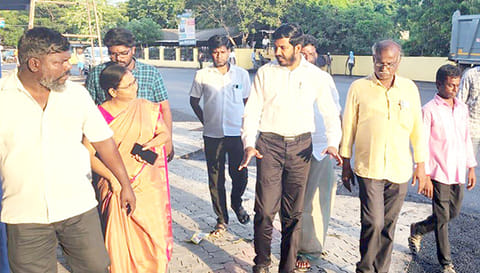 பஸ் நிலையம் மேம்படுத்தும் பணியை ஷா நவாஸ் எம்எல்ஏ ஆய்வு செய்தார்.