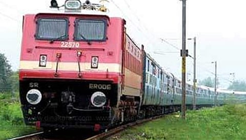 திருவொற்றியூரில் ரெயில் மோதி 2 பெண்கள் பலி