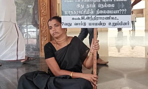 மாநகராட்சி அலுவலகத்தில் தி.மு.க. பெண் கவுன்சிலர் திடீர் தர்ணா