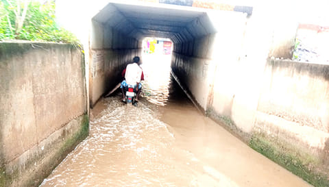 தஞ்சை சாந்த பிள்ளைகேட் ரயில்வே கீழ்பாலத்தில் தேங்கியுள்ள தண்ணீர்.