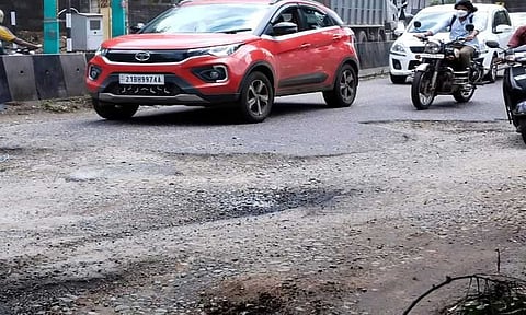 சேதமான சாலையை படத்தில் காணலாம்&nbsp;