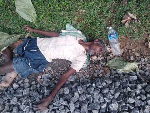அடையாளம் தெரியாத ஆண் பிணத்தை படத்தில் காணலாம்.
