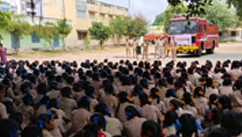 திருச்செங்கோடு அரசு பள்ளியில் தீயணைப்புத்துறை சார்பில் விழிப்புணர்வு நிகழ்ச்சி நடைபெற்றபோது எடுத்த படம்.