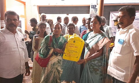 கோவையில் சிறப்பு பஸ்களில் பயணிக்கும் பயணிகளுக்கு மஞ்சப்பை