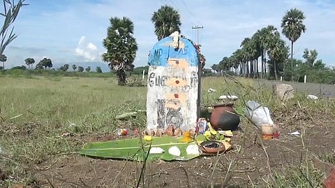 மைல் கல்லுக்கு பூைஜ செய்யப்பட்டுள்ளதை படத்தில் காணலாம்.