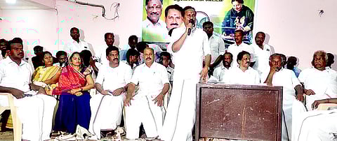 ராமநாதபுரத்தில் ஓ.பி.எஸ். அணி பிரிவின் அ.தி.மு,க. ஆலோசனைக் கூட்டம் தர்மர் எம்.பி. தலைமையில் நடந்தது.
