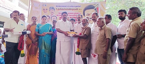 துப்புரவு பணியாளர்களுக்கு இனிப்பு- புத்தாடைகளை தங்கபாண்டியன் எம்.எல்.ஏ. வழங்கினார்