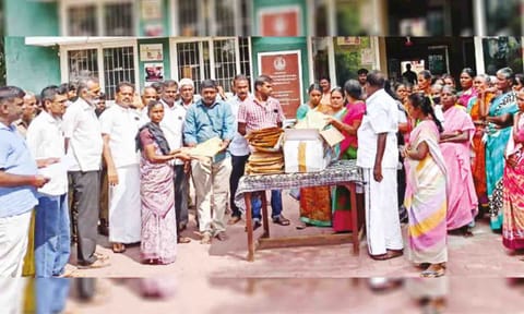&nbsp;தூய்மை பணியாளர்களுக்கு புத்தாடை மற்றும் இனிப்பு வழங்கப்பட்ட காட்சி.