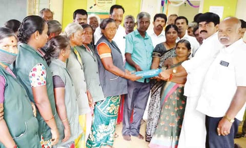 &nbsp;பழங்கரை ஊராட்சி துப்புரவு பணியாளர்களுக்கு சீருடை மற்றும் தீபாவளி பரிசு வழங்கப்பட்ட காட்சி.
