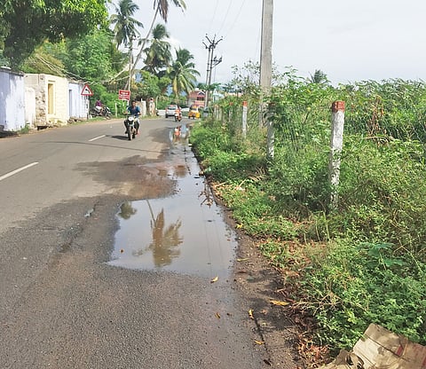 செங்கோட்டை-இலத்தூர் சாலையில் குழாய் உடைப்பால் வீணாக செல்லும் குடிநீர்.