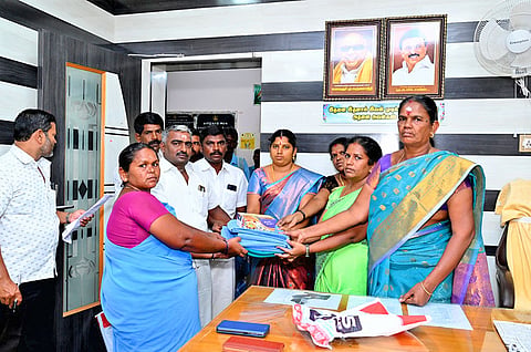 புத்தாடை வழங்கப்பட்ட போது எடுத்த படம்