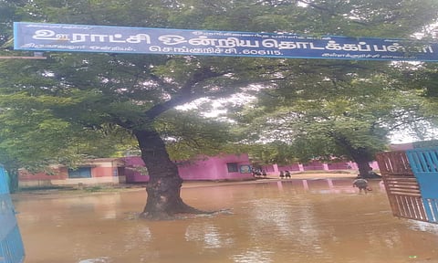 பள்ளி வளாகத்தில் மழை நீர் தேங்கி உள்ள காட்சி.