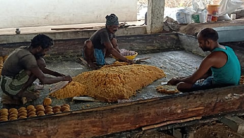 தீபாவளி பண்டிகையை ஒட்டி வெல்லம் தயாரிக்கும் பணியில் தொழிலாளர்கள் தீவிரமாக ஈடுபட்டு வருவதை படத்தில் காணலாம்.