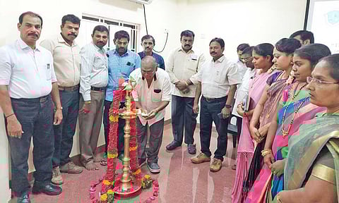 கல்லூரி ஆட்சிமன்ற குழு தலைவர் கே.எஸ். மணி குத்துவிளக்கேற்றி கருத்தரங்கை தொடங்கி வைத்தபோது எடுத்த படம்