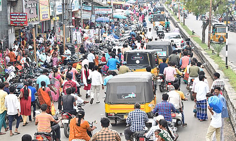 கடலூர் லாரன்ஸ்ரோட்டில் போக்குவரத்து நெரிசல் ஏற்பட்டு உள்ள காட்சி.&nbsp;