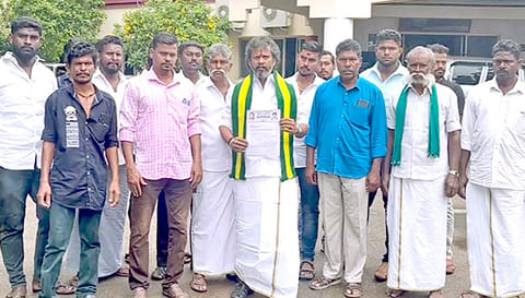 முக்குலத்துப்புலிகள் கட்சி நிறுவன தலைவர் ஆறு சரவணன் தேவர் மனு அளித்தார்.