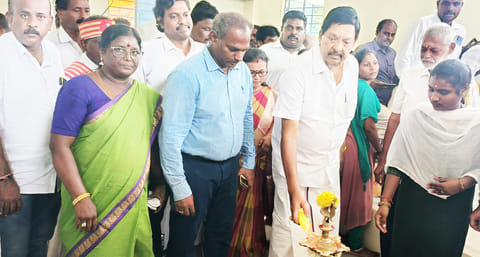 வன்னிவேடு ஊராட்சியில் புதிய பகுதி நேர ரேசன் கடை கட்டிடத்தை அமைச்சர் ஆர்.காந்தி குத்துவிளக்கு ஏற்றி தொடங்கிவைத்த போது எடுத்த படம் அருகில் கலெக்டர் பாஸ்கர பாண்டியன்.
