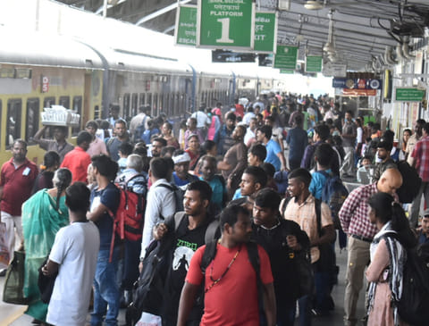 பஸ்-ரெயில் நிலையங்களில் அலைமோதிய மக்கள் கூட்டம்