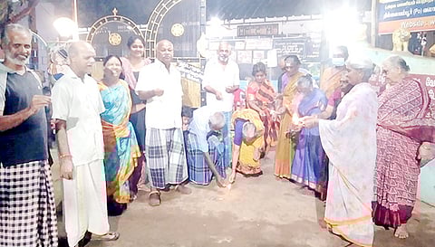 தில்லையம்பூர் முதியோர் காப்பகத்தில் உள்ள முதியோர்களுடன் காப்பகத்தின் நிறுவனத் தலைவர் என்ஜினீயர் எம்.நடராஜன், தீபாவளியை கொண்டாடினார்.
