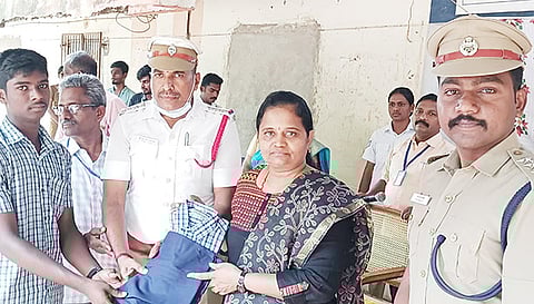 நிகழ்ச்சியில் மாணவர்களுக்கு சீருடையை சரக டி.ஐ.ஜி. கயல்விழி வழங்கினார்.