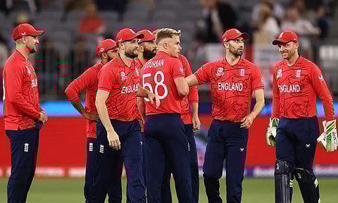 சாம் கர்ரனை பாராட்டும் சக வீரர்கள்