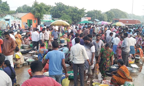 கடலூர் துறைமுகத்தில் மீன்கள் வாங்குவதற்கு திரண்ட மக்களை காணலாம்.