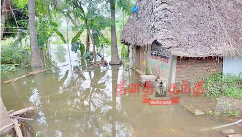 வெள்ளம் புகுந்த நிலை இருக்கும் குடிசை.