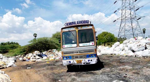 மருத்துவக்கழிவுகள் கொட்டப்பட்டுள்ள இடத்தை படத்தில் காணலாம்.
