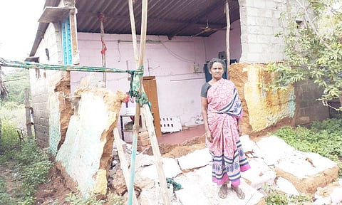 கனமழையால் இடிந்து விழுந்த வீட்டுச்சுவர்.