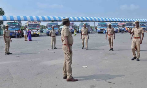 &nbsp;போலீசார்  பாதுகாப்பு பணியில் ஈடுபட்டுள்ள காட்சி.