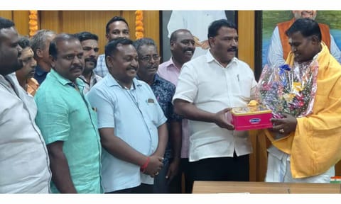 ஏ.யூ.டி.சி. பொதுசெயலாளர் சேது செல்வம் அமைச்சர் சாய்.ஜெ.சரவணன் குமாருக்கு பூங்கொத்து கொடுத்து இனிப்பு வழங்கிய காட்சி.