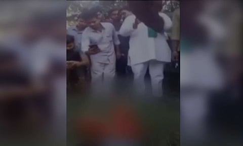 பலத்த காயமடைந்து உதவி கேட்டு கதறிய சிறுமி... ஈவு இரக்கமின்றி பிசியாக வீடியோ எடுத்த மக்கள்