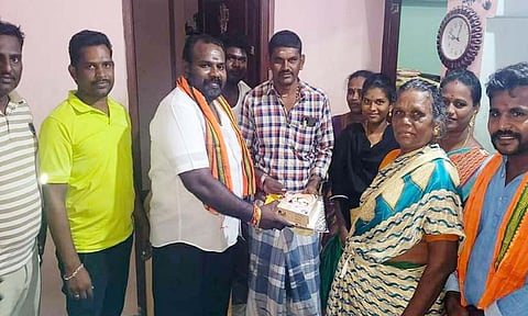 உமரி சத்தியசீலன் தொண்டர்களுக்கு வேட்டி, சேலை,இனிப்பு, பட்டாசுகளை வழங்கிய காட்சி.