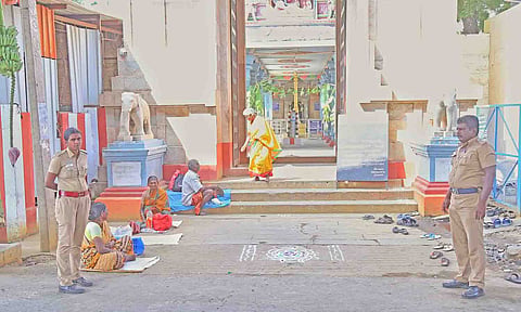 திருப்பூர் வீரராகவப் பெருமாள் கோவிலில் போலீசார் பாதுகாப்பு பணியில் ஈடுபட்டிருப்பைத படத்தில் காணலாம்.