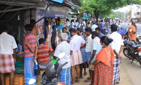 தருமபுரியில் களைகட்டிய தீபாவளி கொண்டாட்டம்: புத்தாடைகள் அணிந்து வாழ்த்து பரிமாறி மக்கள் உற்சாகம் -இறைச்சி கடைகளில் அலைமோதிய கூட்டம்