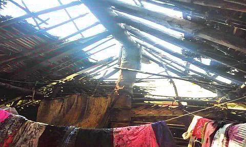 எரிந்த குடிசை வீடு.