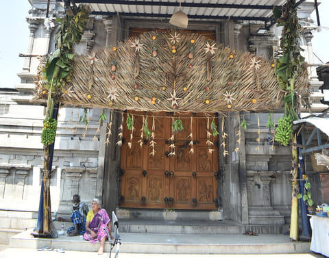 சூரிய கிரகணத்தால் கோவில்களில் நடை அடைப்பு