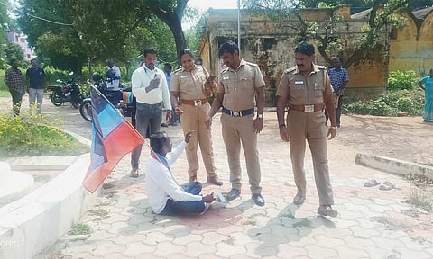 உண்ணாவிரத போராட்டத்தில் ஈடுபட்ட ராமனிடம் போலீசார் பேச்சுவார்த்தை நடத்தினர்.