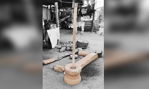 எரியோடு பகுதியில் கிரகணத்தின்போது உரல் மீது நிறுத்தப்பட்ட உலக்கை.