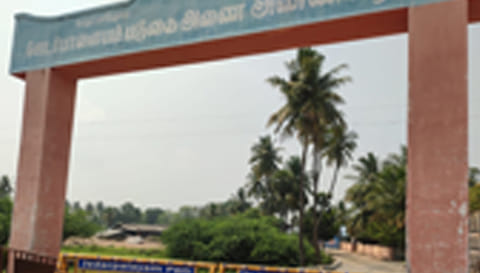 ஜேடர்பாளையம் அண்ணா பூங்காவிற்கு செல்ல முடியாதபடி தடுப்புகள் வைக்கப்பட்டு உள்ளதை படத்தில் காணலாம்.