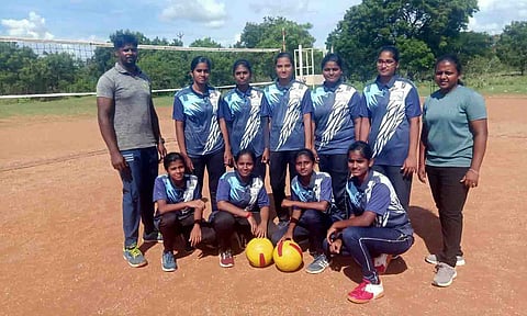 மகளிர் ஏறி பந்து போட்டியில் முதலிடம் பிடித்த மாணவிகளை படத்தில் காணலாம்.