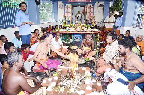 புனித நீர் நிரப்பப்பட்ட சங்குகளுக்கு வேத மந்திரம் முழங்க வழிபாடு  நடந்தது.
