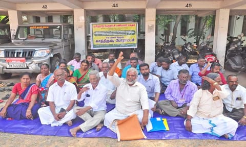 பேரூராட்சி பணியாளர்கள் போராட்டத்தில் ஈடுபட்டபோது எடுத்த படம்&nbsp;