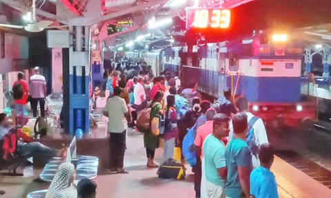 தென்காசி ரெயில் நிலையத்தில் வெளியூர் செல்வதற்கு பொது மக்கள் கூட்டம் அலைமோதியது.