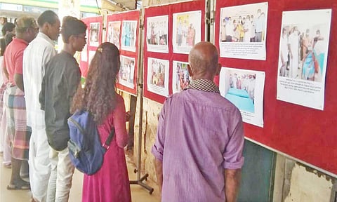 புகைப்பட கண்காட்சியை பொதுமக்கள் ஆர்வத்துடன் பார்த்த காட்சி.
