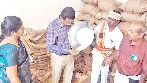 உணவு பொருட்களின் இருப்பு மற்றும் தரம் குறித்து கலெக்டர் தினேஷ் பொன்ராஜ் ஆலிவர் ஆய்வு செய்தார்.