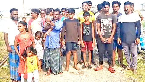 பாதிக்கப்பட்ட மீனவ கிராமமக்கள்.
